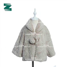 מעיל פרווה מלאכותית בדוגמת שיש עם פומפום חזית לילדים