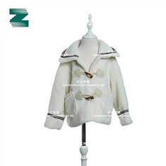 מעיל שרפה עם סרט דקורטיבי וכסם קדמי של כפתור דמוי קרן לילדים